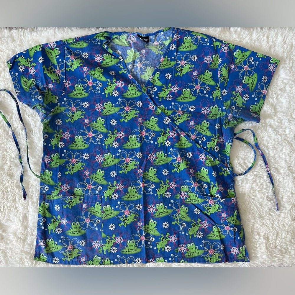 Scrub top with pockets